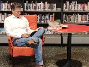 maarten van dongen leest in de bibliotheek