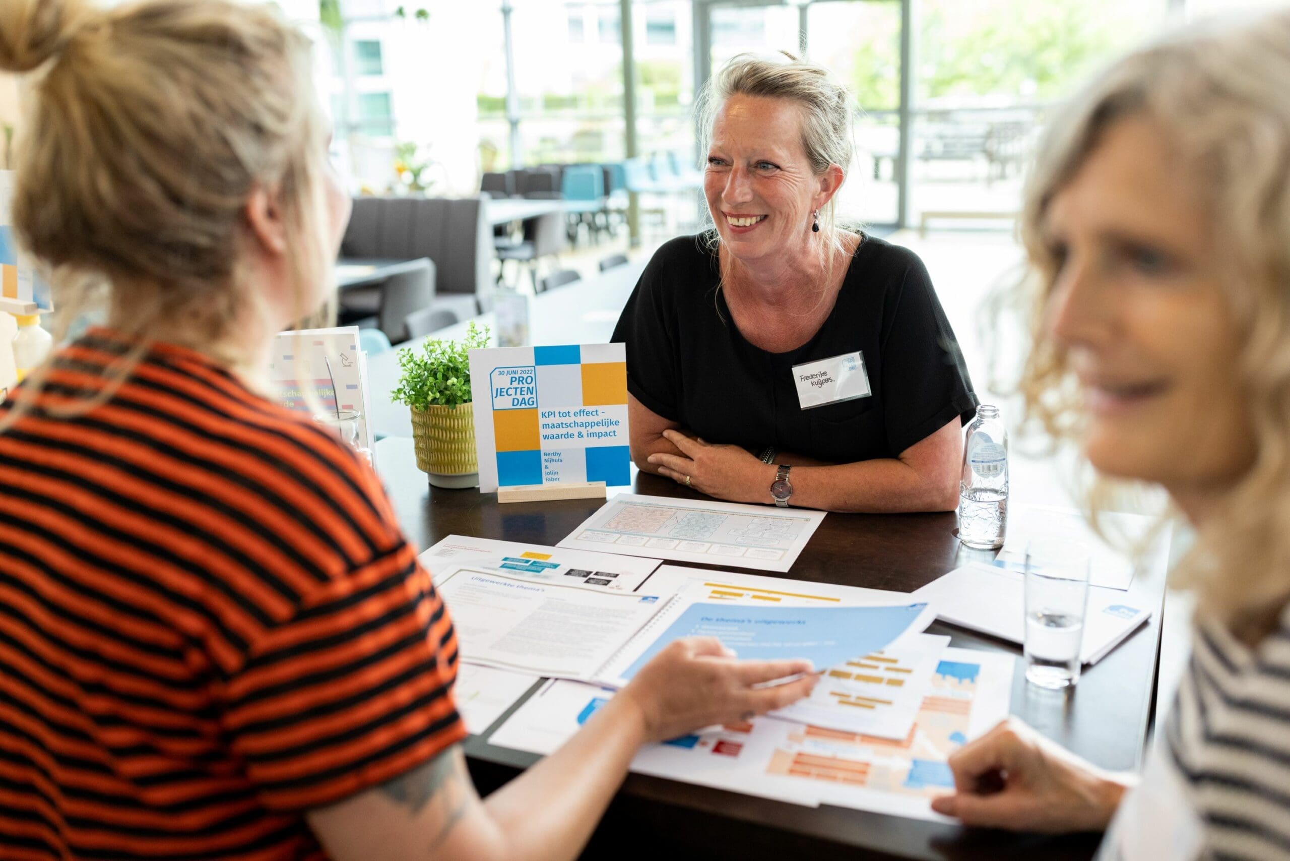 Adviseur in gesprek met een bibliotheekmedewerker op Projectendag 2022