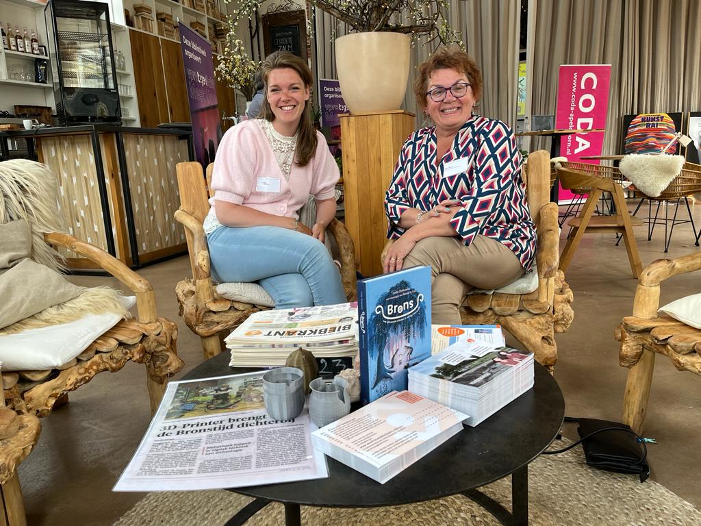 Lisa Croese en Rika Wittink op de Best Practice markt van de SPN ‘Programmeren bij de Bieb’-dag in Amersfoort. title=