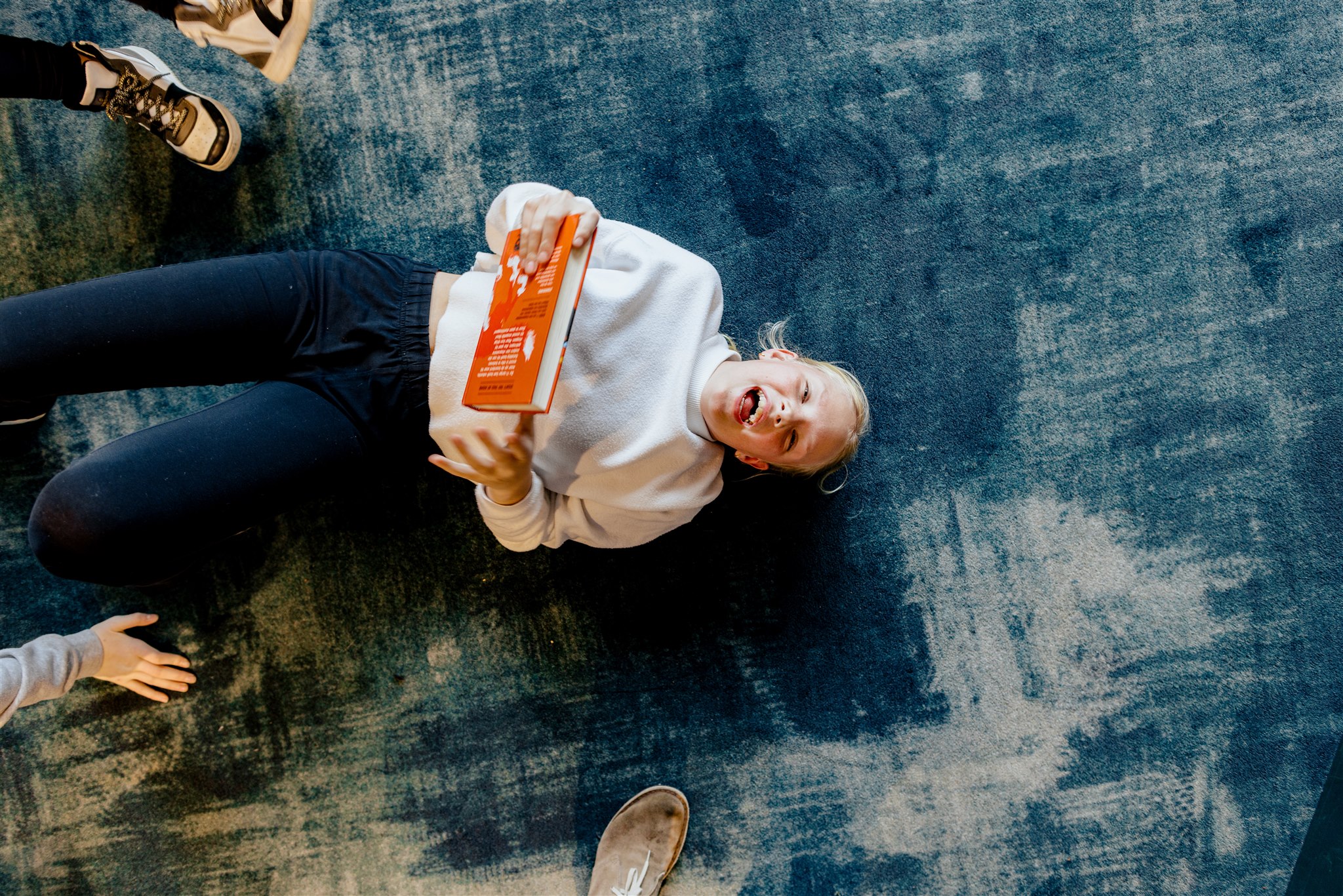 Meisje met boek van boven gezien in Bibliotheek Eemnes