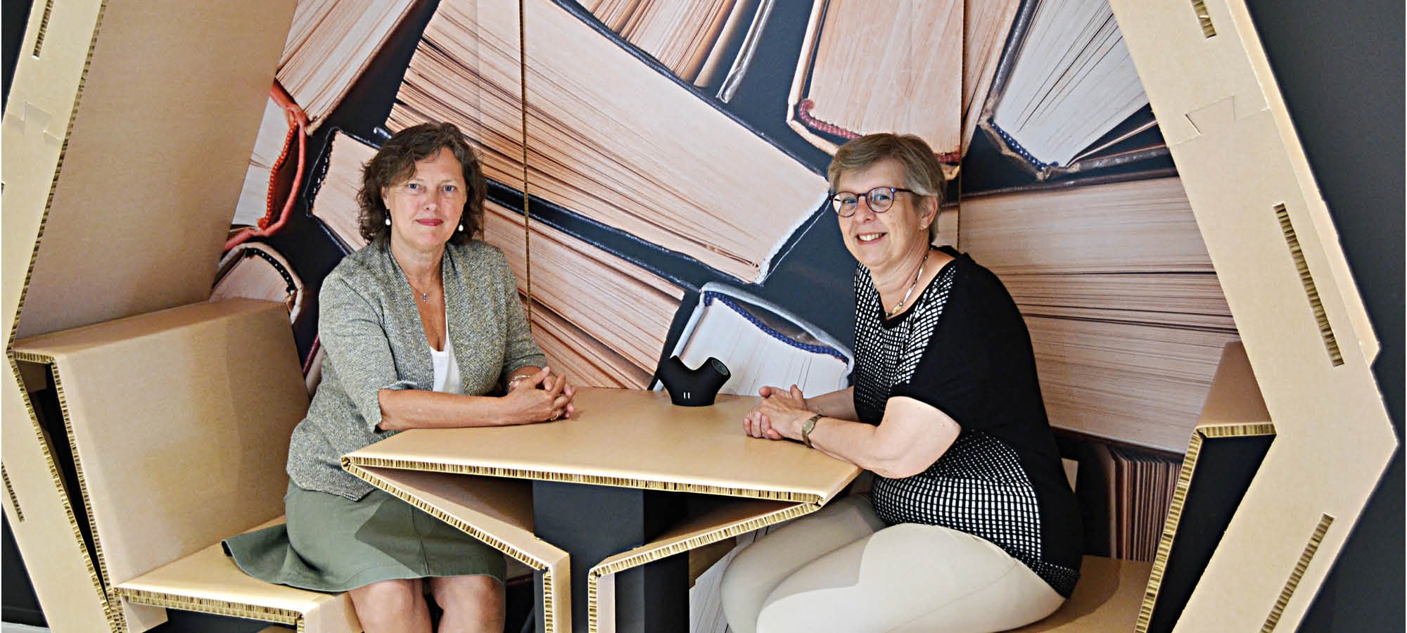 Moniek Lucassen (teamleider NLplein) en Karla Seggelink (coördinator Digitale Inclusie) van Bibliotheek Waterland poseren voor camera