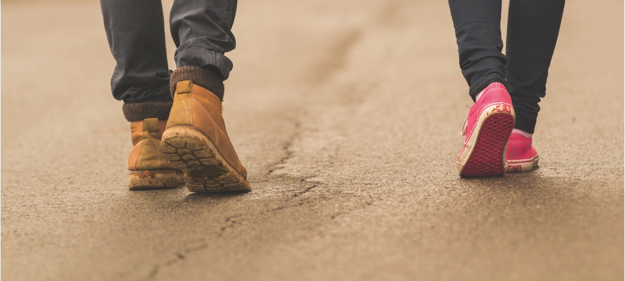 2 mensen lopen op het strand