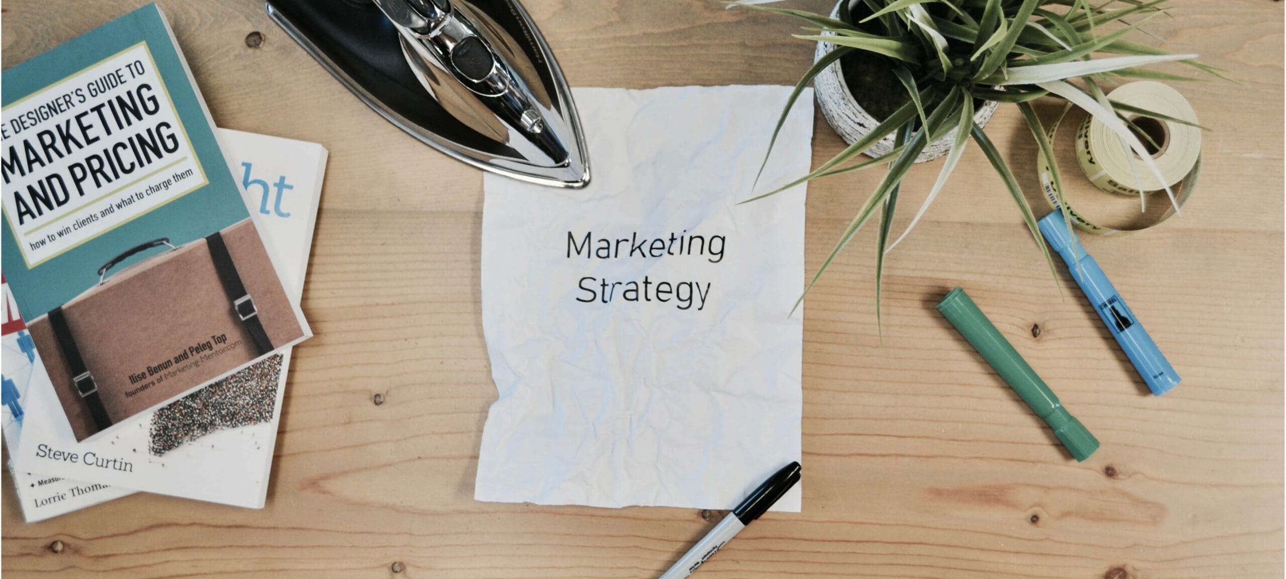 een a4 met marketing strategy op geschreven
