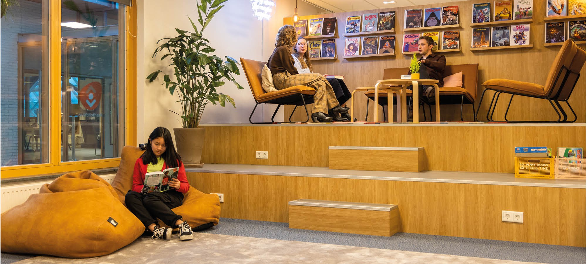 Lezende jongere in de bibliotheek