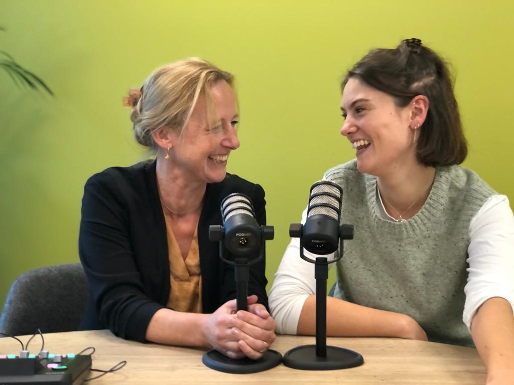 aniek en maike nemen een podcast op