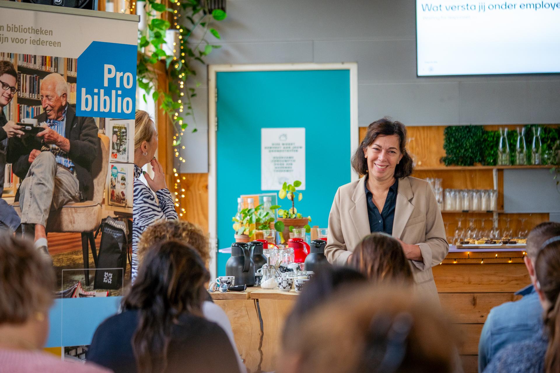 Karlijn staat voor een groep mensen te praten