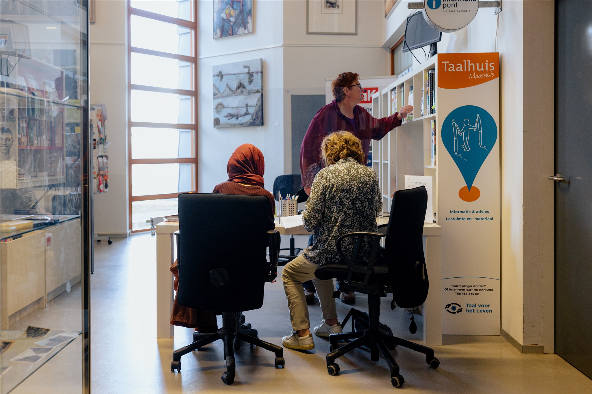 Twee mensen aan het werk in het Taalhuis