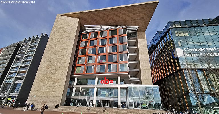 foto van de openbare bibliotheek amsterdam buitenzijde