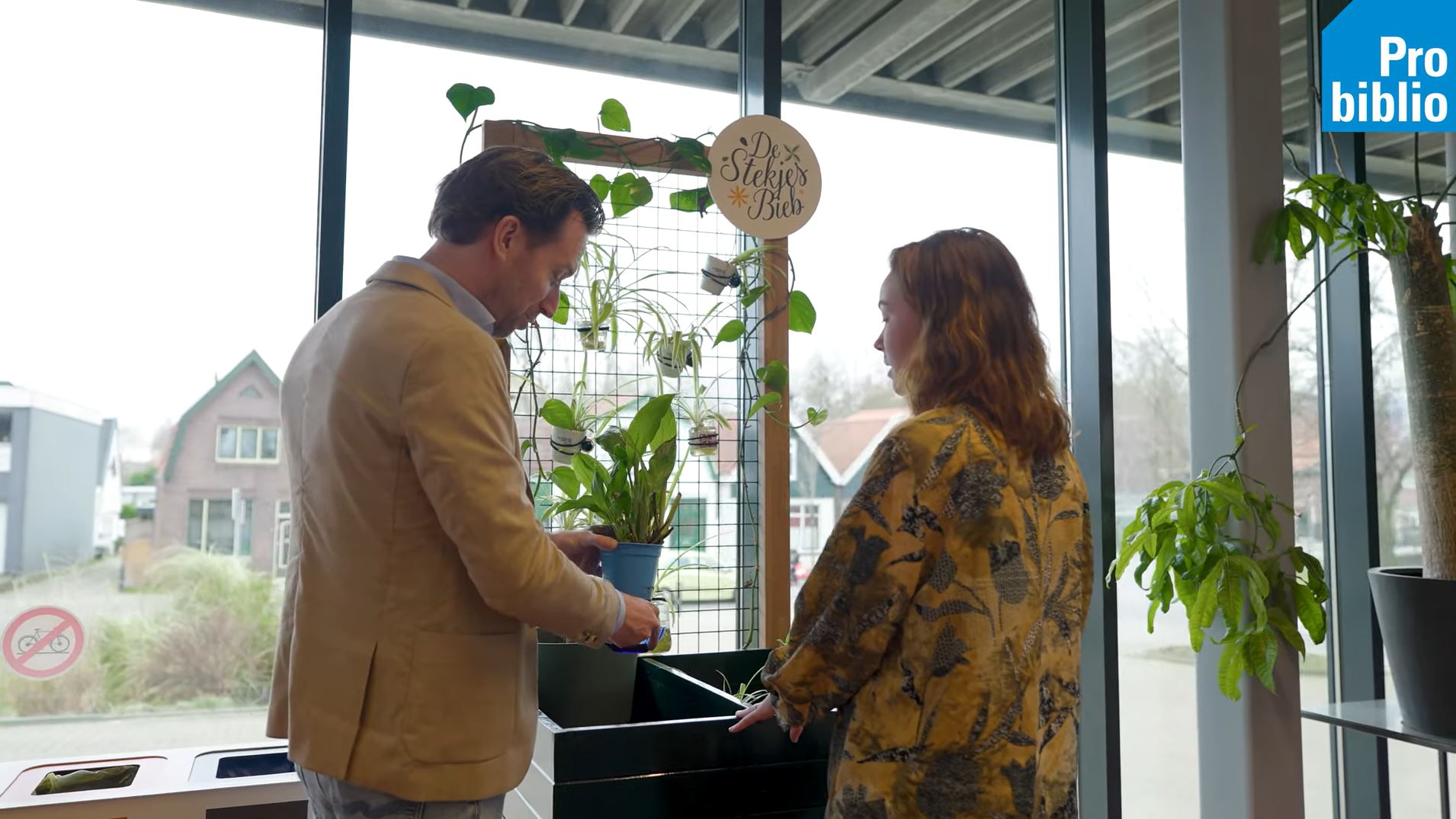 joost hoebink en lisa van tongeren bekijken de stekjesbieb