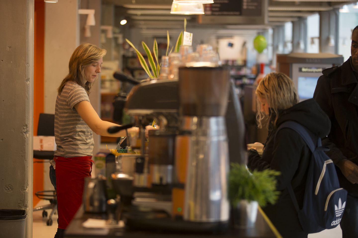 Een bibliotheekmedewerkster zet koffie