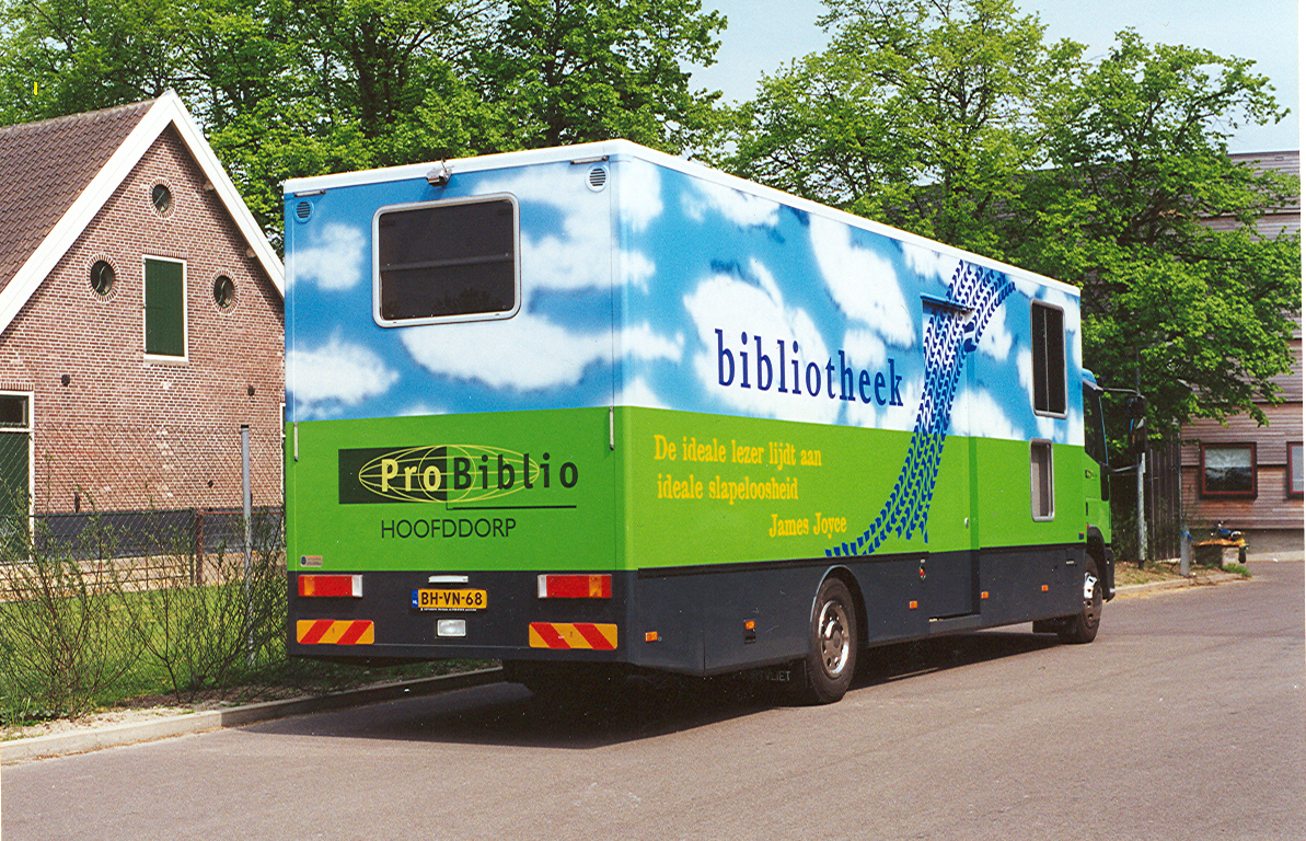 de bibliobus rijdt door de straat