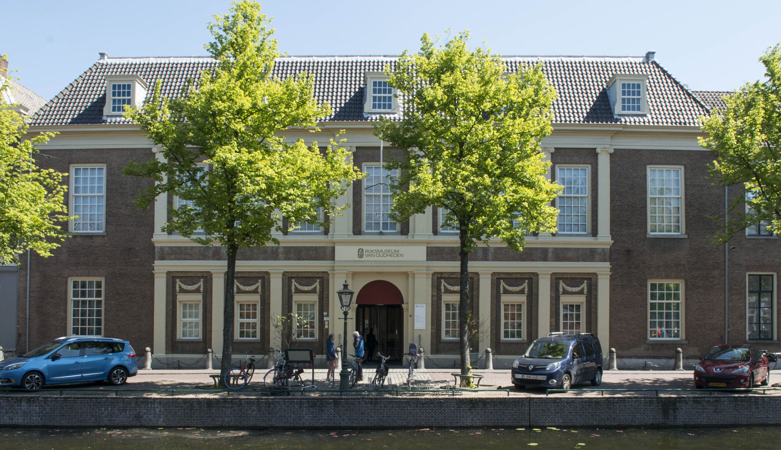 Voorgevel gebouw Rijksmuseum voor Oudheden Leiden